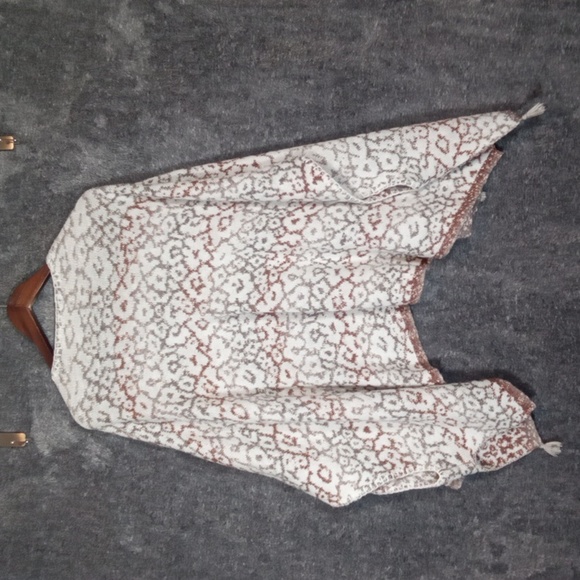 Knox Rose White and Brown Shrug Poncho - Picture 4 of 6